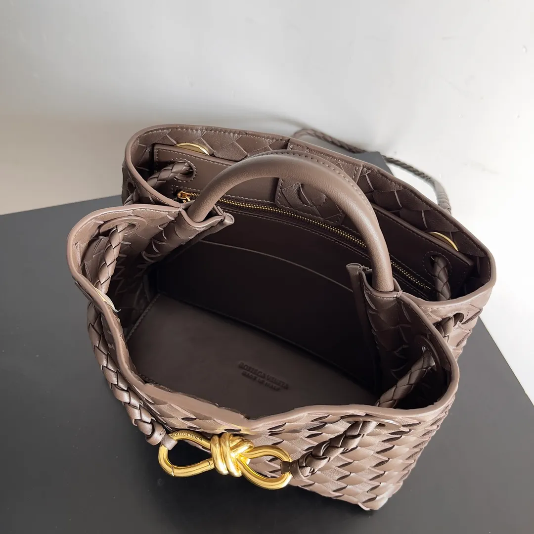 The 2023 new Andiamo batch of 1860 BV has been shipped‼ ️Really popular🔥The new Andiamo woven handbag launched by Bottega Veneta this season is really popular all over the world! ! Celebrities at home and abroad have worn it, and Oscar-winning actress Michelle Yeoh has taken it out on the street. Song Jia, Trai Yara, Yu Feihong, Sanji Ayaka, Rosie Hunting-Whiteley, Yoshioka Riho, etc. have all picked up this bag. It is classic and versatile, showing off its temperament, and the bag capacity is also large, which is very convenient for daily commuting! ! A variety of carrying methods, the shoulder straps can be adjusted by yourself, the original lambskin feels soft and delicate, and the neutral style is made to break gender boundaries and bring a more practical and longer-lasting use experience. Andiamo, which has both elegant and casual styles, perfectly interprets the true appearance of "fashionable old money style". Style number: 743568 Size: 25*22*10.5cm